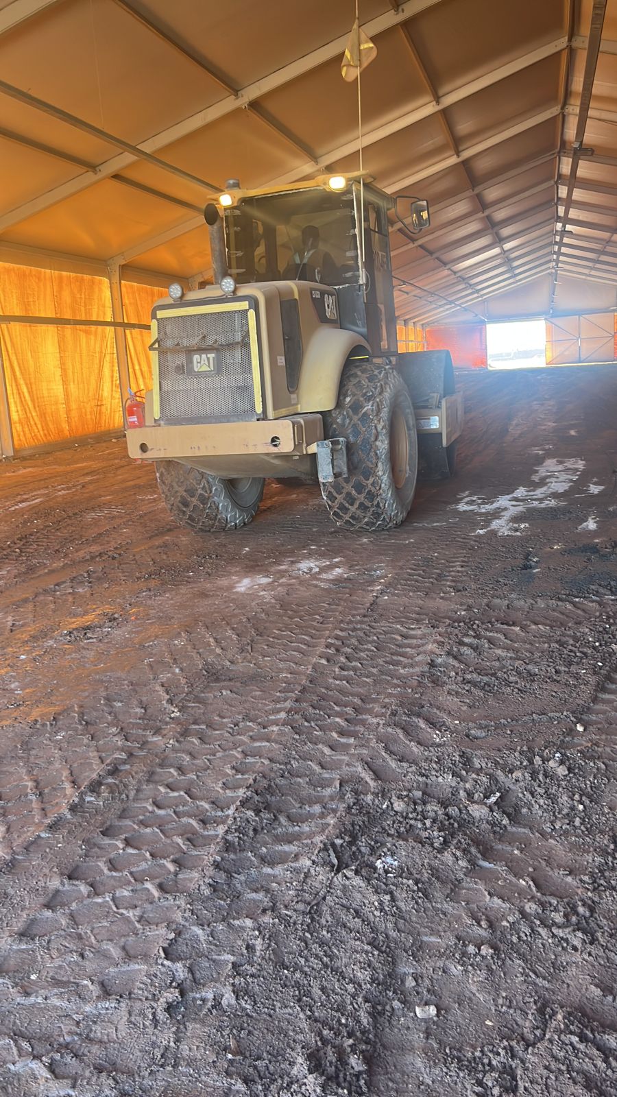 Compactador trabajando en galpón